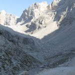 Als je goed kijkt, zie je het pad van rechts onder naar links boven lopen en zie je ook op verschillende punten mensen lopen.