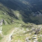 Ver beneden ligt de grote parkeerplaats van Fuente De.