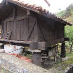 In dit gedeelte van de streek stonden heel veel van dit soort gebouwtjes. Overal ook een oude kar er onder.