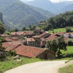 Een mooi dorpje met op de achtergrond weer hele fraaie bergen.