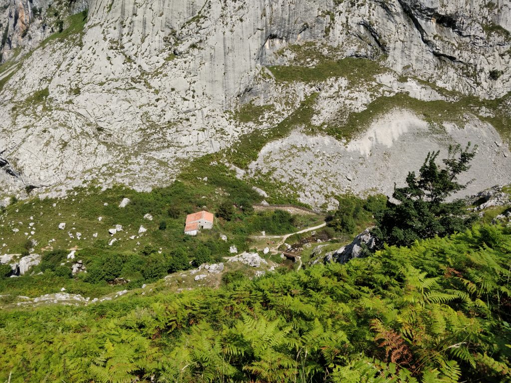 Ook het dal in, is het uitzicht erg mooi. In de diepte de brug waar wij later over wandelden.