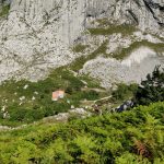 Ook het dal in, is het uitzicht erg mooi. In de diepte de brug waar wij later over wandelden.