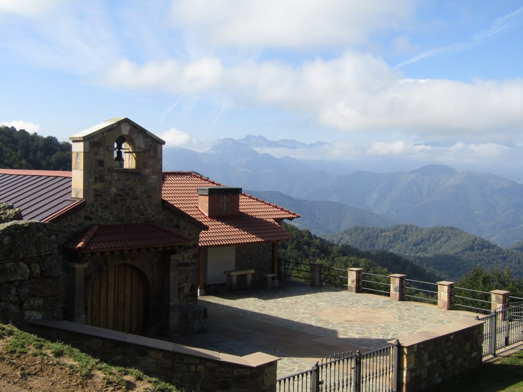 We moesten er even voor wandelen, maar dan zagen wij deze mooie kerk.