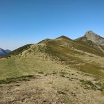 Als je goed kijkt, zie je links het pad geleidelijk naar boven gaan.