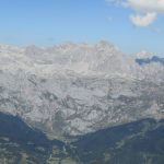 Uitzicht op Fuente De en, als je goed kijkt iets voorbij het midden van de foto, het witte eindstation van de kabelbaan.