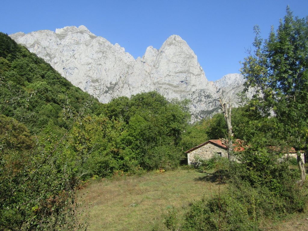 Mooi huisjes, uitzicht over de bergen. Wat een luxe is dat wandelen eigenlijk!