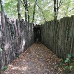 Midden in de bossen stond deze oude vossenval. Dit is het stuk waarin de vos geleid wordt naar het onderste gedeelte.