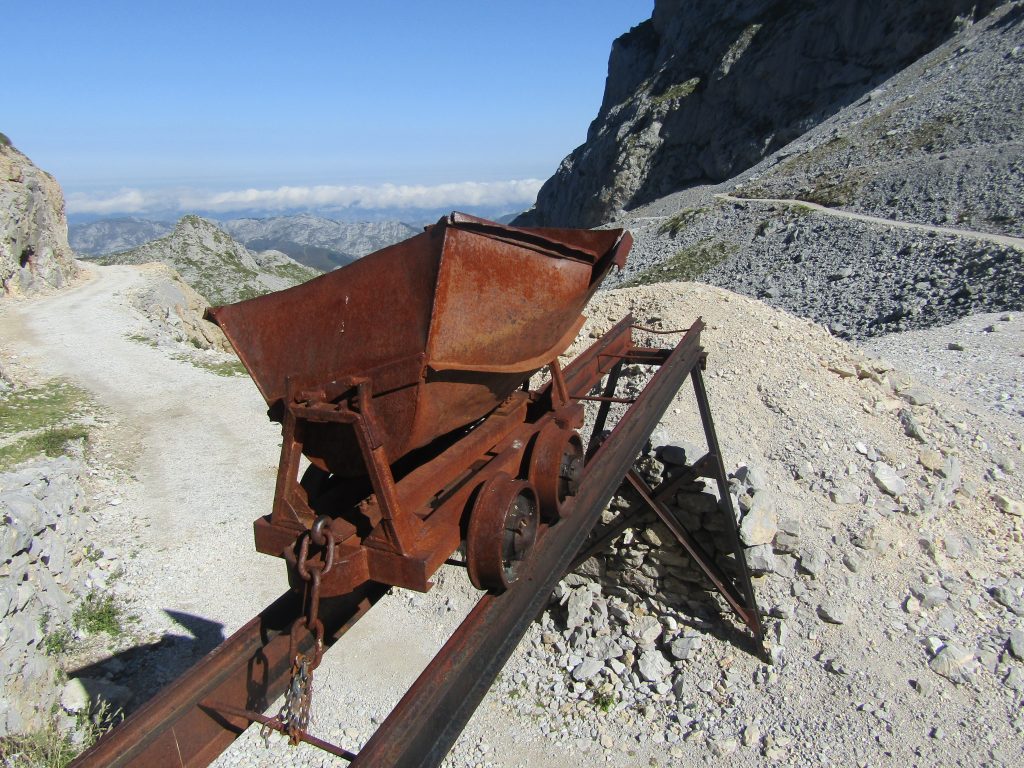 Het pad kwam langs een oude mijn ingang.