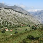 Fraai toch? Die paar huisjes die verspreid liggen en dan dat uitzicht op de bergen in de verte?