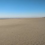 In het begin is het strand breed en zeer glad