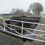 Een sluisje en een oude boerderij