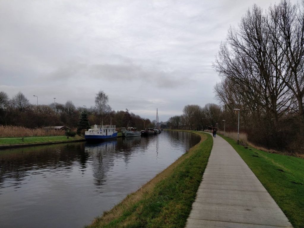 Het fraaie pad langs het water