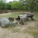 Dit redelijk goed bewaarde hunebed kwamen wij tegen onderweg.