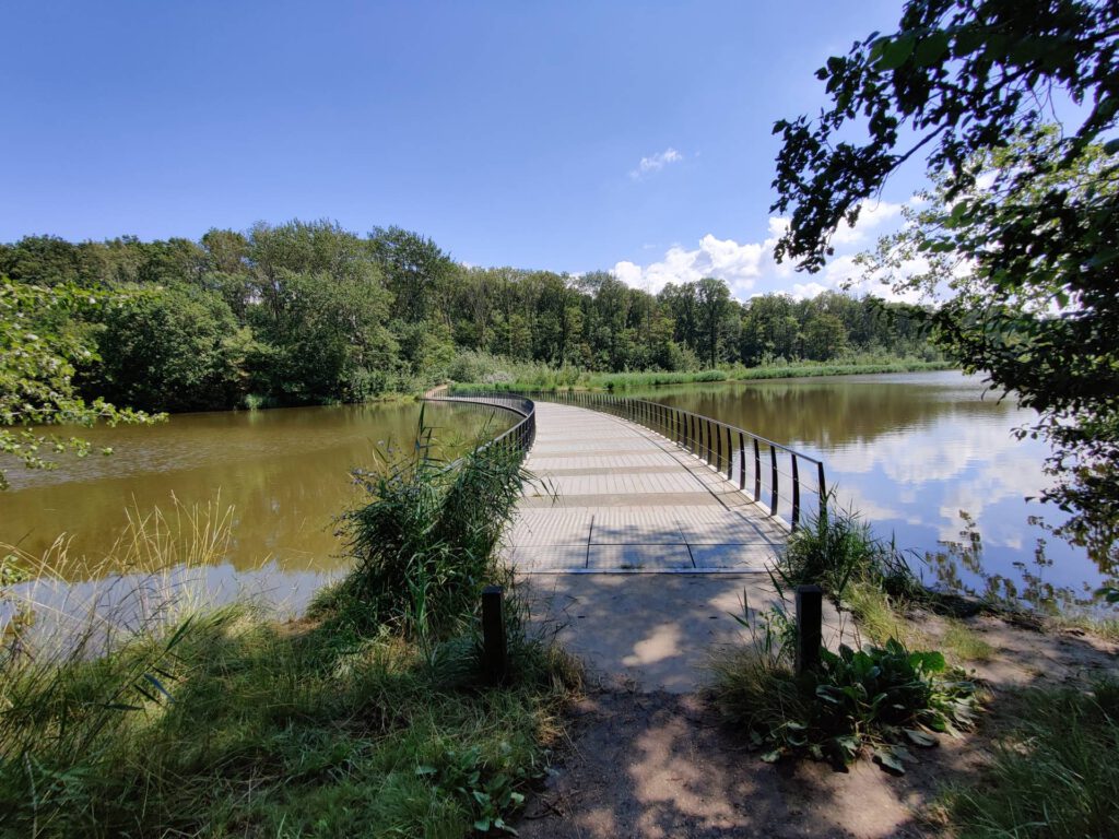 Een dam over een stuk water