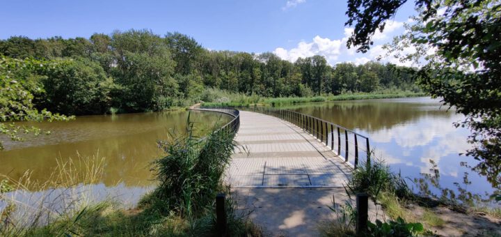 Een dam over een stuk water