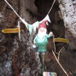 Aan de voet van deze boom stond deze opstelling over Het Pieterpad