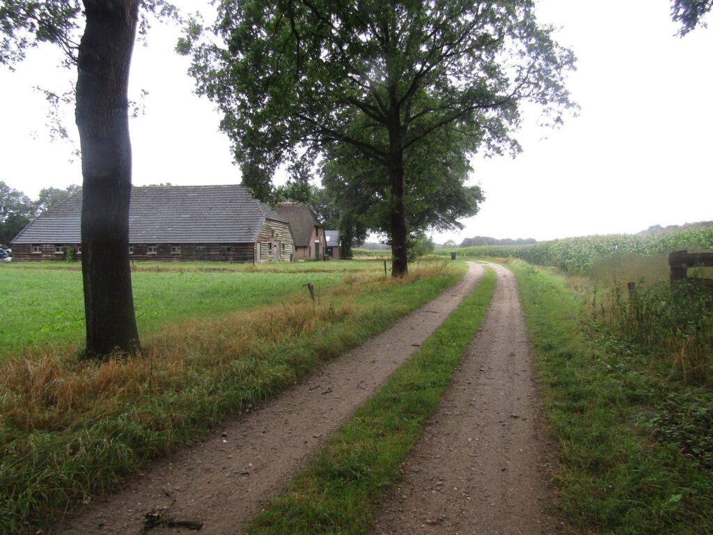 Dit leuke paadje leidde langs een aantal grote boerderijen