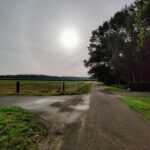 De wandeling begon over deze fraaie weg