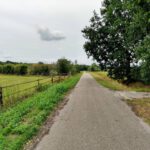 Deze fraaie weg moesten wij ook nog wandelen