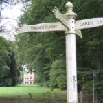 Deze leuke wegwijzer zagen wij nog met een leuk kasteel op de achtergrond