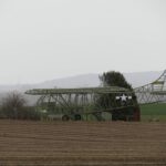 Een vliegtuig in een weiland