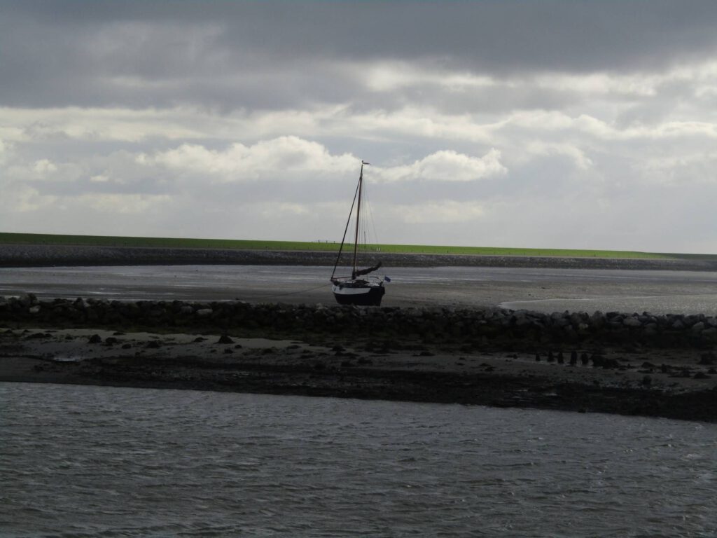 Een boot op het wad