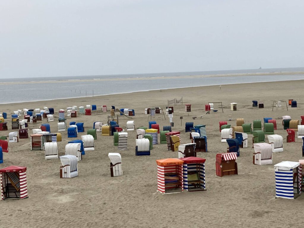Een strand met strandstoelen