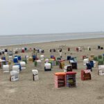 Een strand met strandstoelen