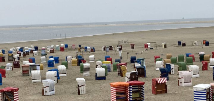 Een strand met strandstoelen