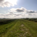 Een pad bovenop een dijk