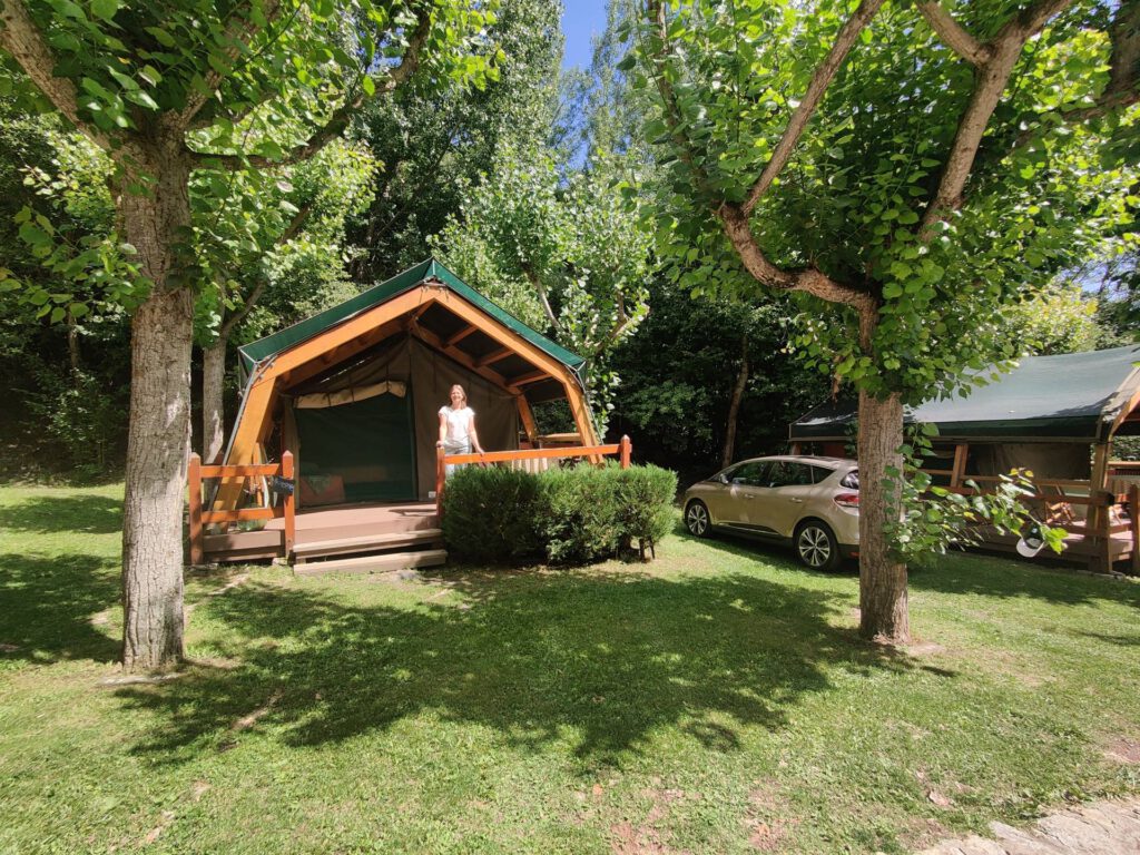 Danielle bij de tent