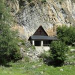 Een kerkje aan de voet van een berg