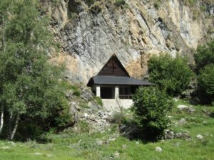 Een kerkje aan de voet van een berg