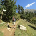 Ik bij een wegwijzer