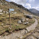 De sporen van een oude treinbaan