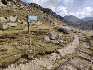 De sporen van een oude treinbaan
