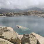 Een mooi meer met een rots er in