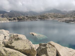 Een mooi meer met een rots er in