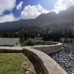 Een huisje bij een meer