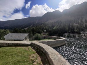 Een huisje bij een meer