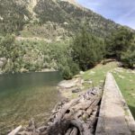 Een paadje over de rand van een meer