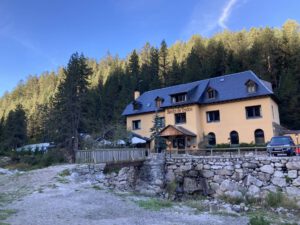 Een mooi gebouw aan het begin van de wandeling