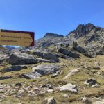 Een wegwijzer een een mooi uitzicht