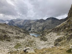 Een mooi uitzicht op een mooi meer