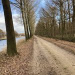 De weg langs het kanaal