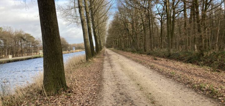 De weg langs het kanaal