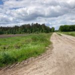 Een zandweg en een fietspad