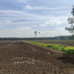 Een windmolen op een akker