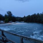 De rivier langs de camping