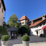 Het binnenplein van Kasteel Bled